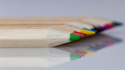 Pastelli colorati su sfondo bianco