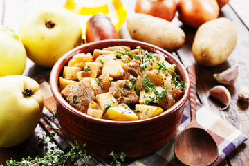 Meat baked with quince and vegetables