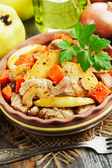 Meat baked with quince and vegetables