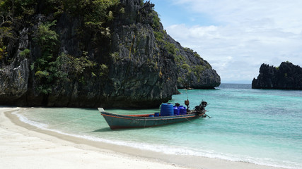 Plakat fishing boat on the water with beautiful ocean
