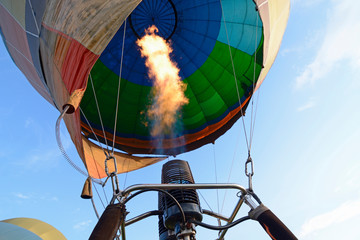 Obraz premium Gas burner gives flame filling the canopy of a balloon with hot air