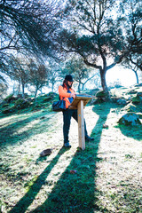 Senderista de pelo largo mirando un panel