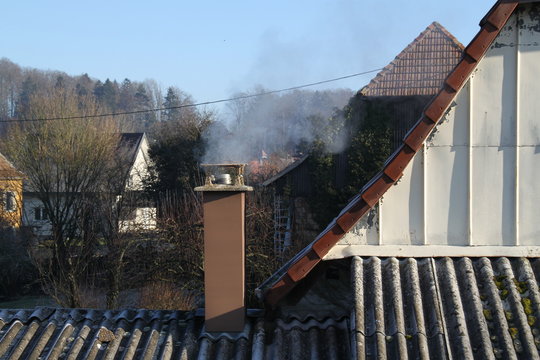 Chemin&eacute;e fumante brune
