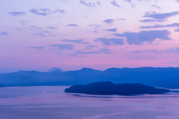 Obraz premium 日本・北海道、屈斜路湖の夜明け