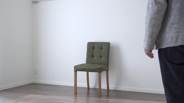 椅子　立つ　座る