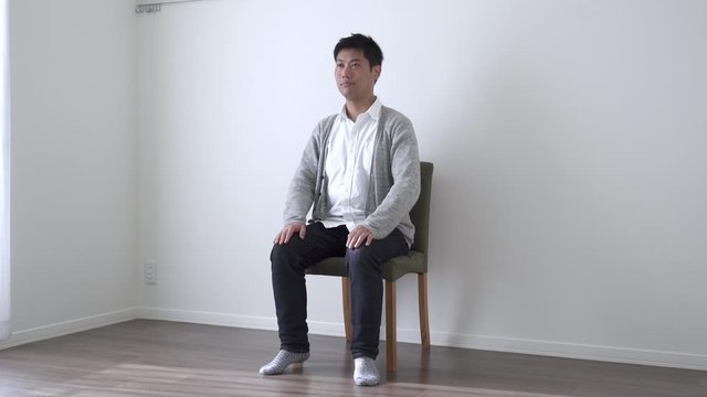 椅子　立つ　座る