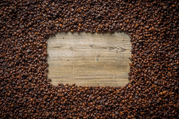 cornice di caffe su tavolo di legno