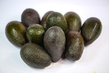 Avocado auf weißem Hintergrund