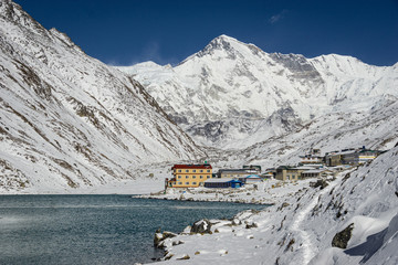 Das Gokyo-Dorf an seinem berühmten See mit Gokyo Ri und dem Cho Oyu-Gipfel im Himalaya in Nepal. Dies ist ein wichtiges Trekkingzentrum in der Everest-Region