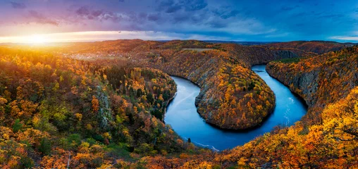 Schöne Vyhlidka Maj, Lookout Maj, in der Nähe von Teletin, Tschechische Republik. Mäander der Moldau, umgeben von bunten Herbstwäldern, von oben gesehen. Touristenattraktion in der tschechischen Landschaft. Tschechien. © daliu