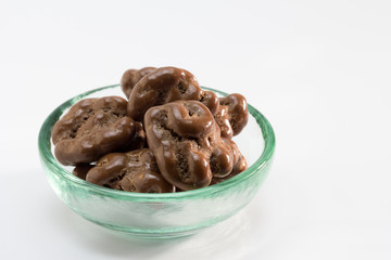 nueces cubiertas con chocolate con leche