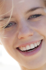 Bel sorriso di una giovane donna