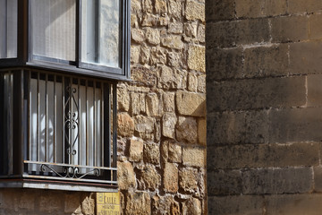 Obraz premium Lights and shadows at the crossroads of two historic streets of a World Heritage city with a sunlit balcony
