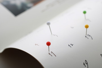 カレンダーとピン