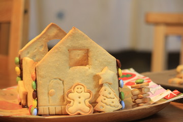 クリスマス　手作りクッキーのお菓子の家