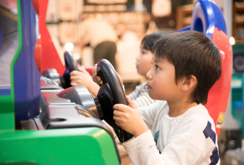 ゲームセンターで遊ぶ子供