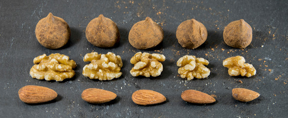 Nueces sincáscara mezclados con chocolate formando un montón.