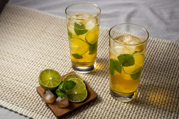 green tea with ice, lime and mint