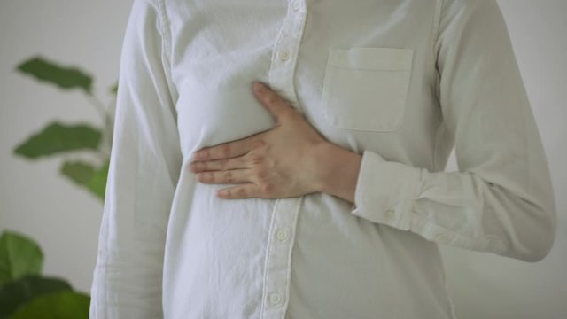 胸焼けをおこす若い女性