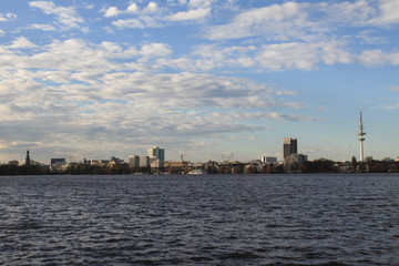 Fototapeta premium Hamburger Alsterpanorama vom Schwanenwik