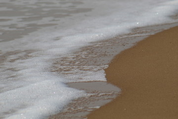 Texture: écume, sable et eau sur la plage de la Tranche-sur-Mer en Vendée, France