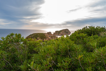 Fototapeta premium Aussichtspunkt Na Foradada über den Santa Ponsa vorgelagerten Illes de los Conejos und Malgrats an der Bucht von Santa Ponsa, Mallorca.