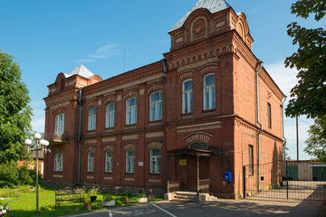 Obraz premium VALDAY, RUSSIA - AUGUST 11,2019: Building of the Inter-settlement Library named after B.S. Romanova Valdai Municipal District in the city center of Valdai