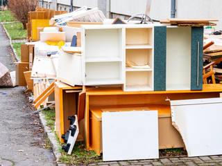Sperrmüll auf der Straße zum abholen