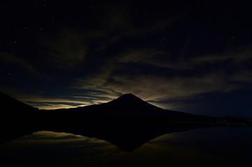 月に照らされる富士山と星空