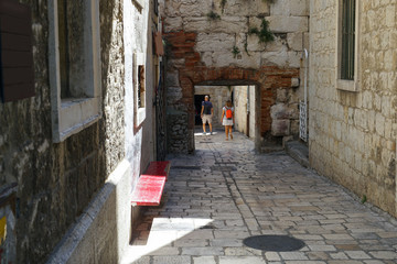 Fototapeta na wymiar The street leading to the Game of Thrones souvenir shop in the palace of Emperor Diocletian
