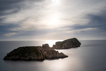 Aussichtspunkt Na Foradada über den Santa Ponsa vorgelagerten Illes de los Conejos und Malgrats an der Bucht von Santa Ponsa, Mallorca.