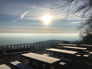 Fototapeta na wymiar Winterliche Sonne über der Pfalz