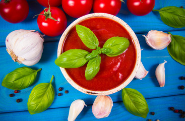 Fresh tomato sauce with garlic and basil, for pasta dishes. - 313610251