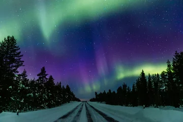 Fotobehang Noorderlicht Aurora Borealis-activiteit boven de weg in Finland, Lapland © nblxer