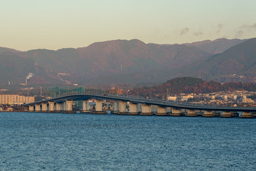 早朝の琵琶湖大橋