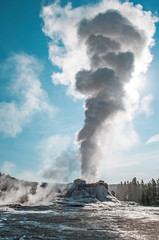 Fototapeta na wymiar Large geyser in a American park