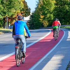 Unterwegs auf einem breiten und gut gekennzeichneten Radweg in der Stadt