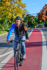 Fahrradfreundliche Infrastruktur in einer Stadt, ein breiter, abgegrenzter Radweg