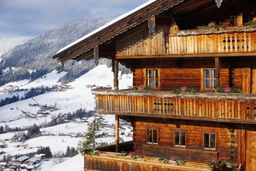 Alpbach mit typischen traditionellen Holzhaus im Winter mit Schnee