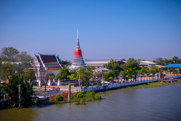 Naklejka premium Temple is near the river
