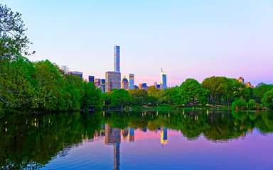 Obraz premium Pond at Central park New York, great design for any purposes. Midtown Manhattan, USA. View with Skyline of Skyscrapers architecture in NYC. Nature background. Urban cityscape. NY, US