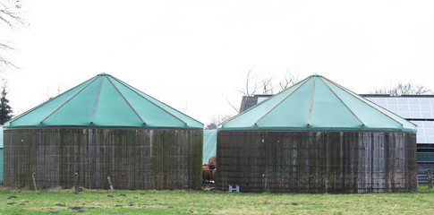 Biogasanlagen Türme aus Holz mit einem grünen Planen Dach