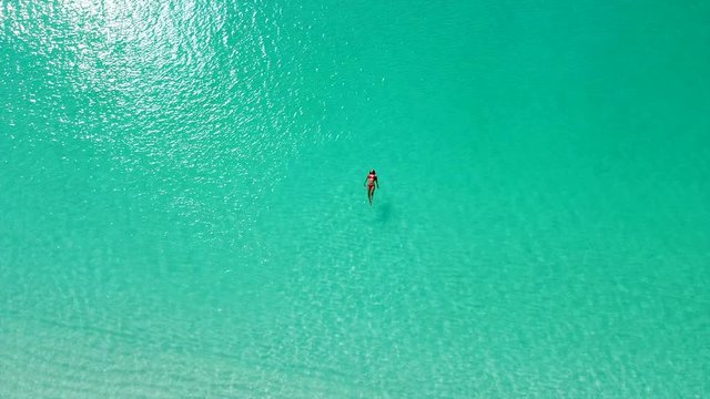 Fraun in Bikini schwimmt in traumhaftem Meer