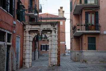 Fototapeta na wymiar Arche, vieille rue de Venise, Italie