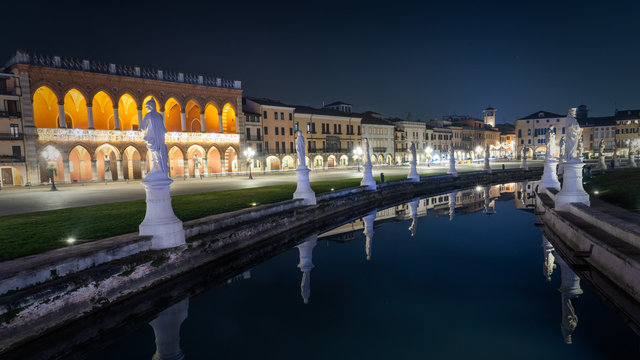 Place Prato della Valle de Padoue de nuit