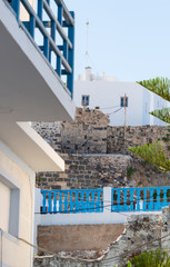 Front Seiten von kleinen Häusern und deren kleinen Gassen auf der Vulkaninsel Nisyros am...