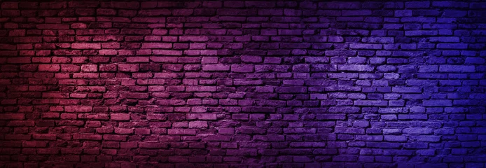 Photo sur Plexiglas Mur de briques Néon sur les murs de briques qui ne sont pas enduits de fond et de texture. Effet d& 39 éclairage fond néon rouge et bleu du mur de sous-sol en brique vide.