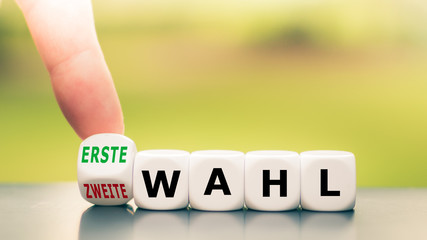 Hand dreht einen Würfel und ändert den Ausdruck 