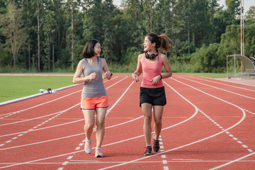 Obraz premium Sporty asian woman runner in fashionable sportswear