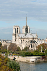 France; Paris. La cathédrale Notre Dame de Paris sur l'île de la Cité et la Seine. Notre Dame de Paris cathedral on the Ile de la Cité and the Seine.